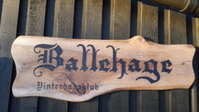 Træskilt med Ballehage Vinterbadeklubbens navn