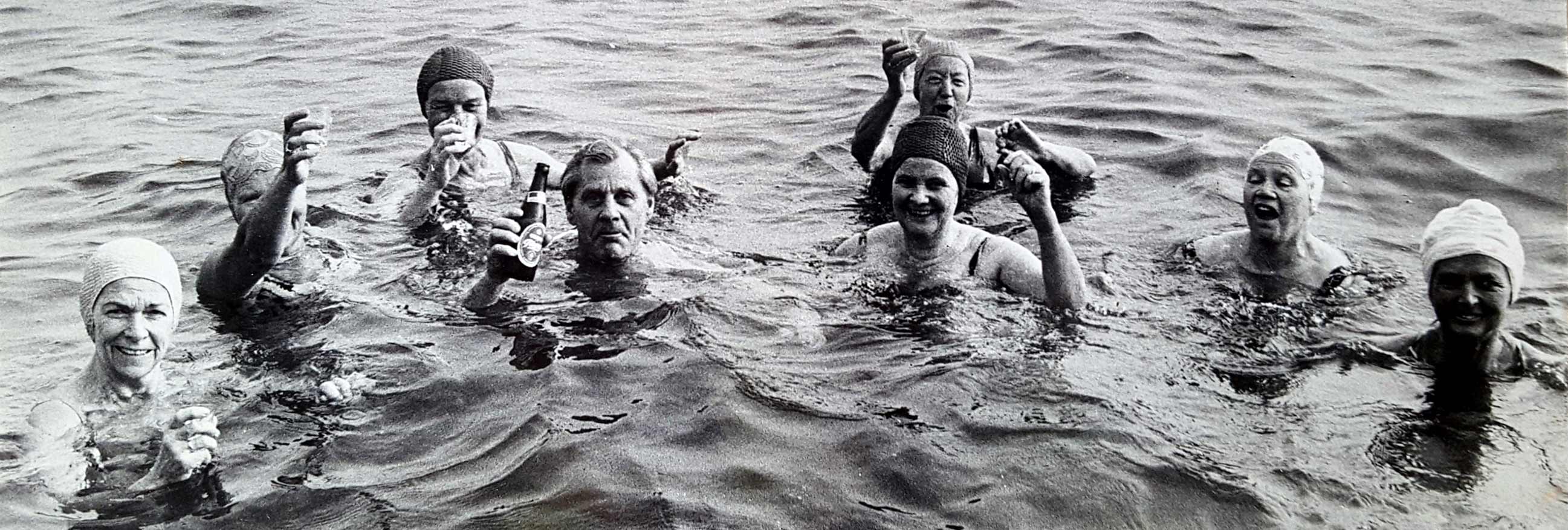 Badeklubbens medlemmer skåler i havet